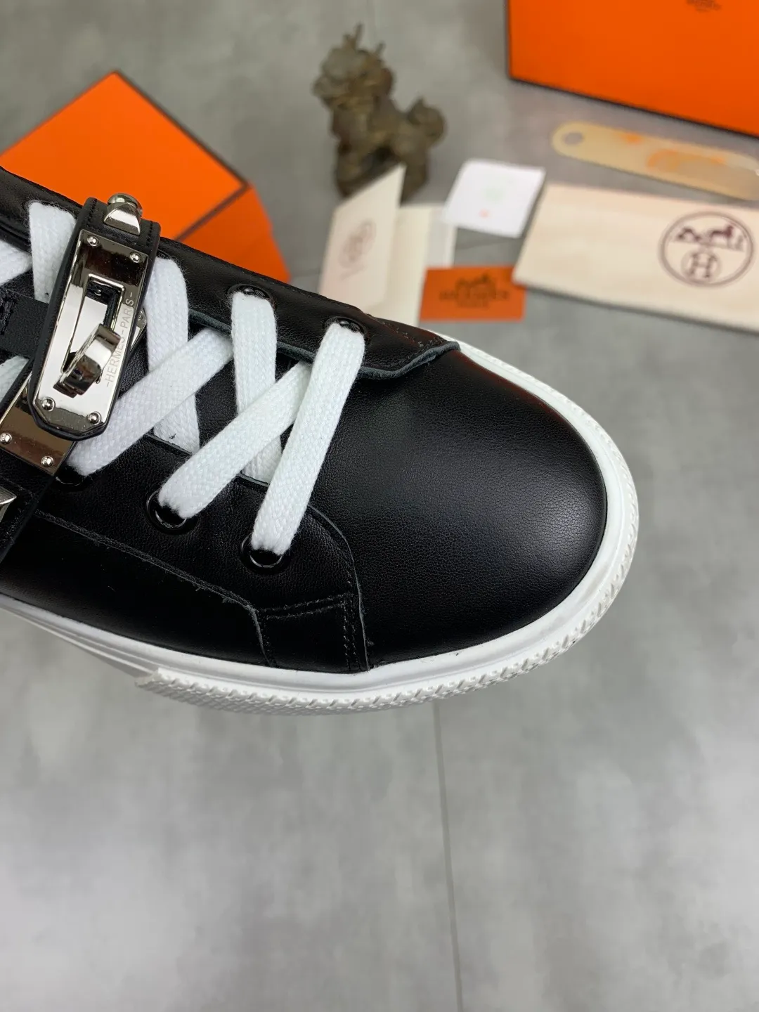 Men's men's shoes 💰P640 New Hermes top version Hermès classic couple style #𝐊𝐞𝐥𝐥𝐲 buckle casual white shoes skateboard shoes that will not conflict with shoes at all. Full of unknowns, Hermès rarely produces flat casual shoes and they are paired with classic palladium-plated Kelly shoe buckles! You'll fall in love with it at first sight. It's super versatile and can be worn with any skirt or pants. 🉑️Close your eyes and wear it. It's super noble. Fabric: Specific cowhide/canvas material. Lining: Sheepskin lining. Outsole: Original molded TPU outsole. Size: 35-45.